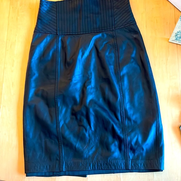 Beautiful Marciano black leather skirt - Picture 3 of 3